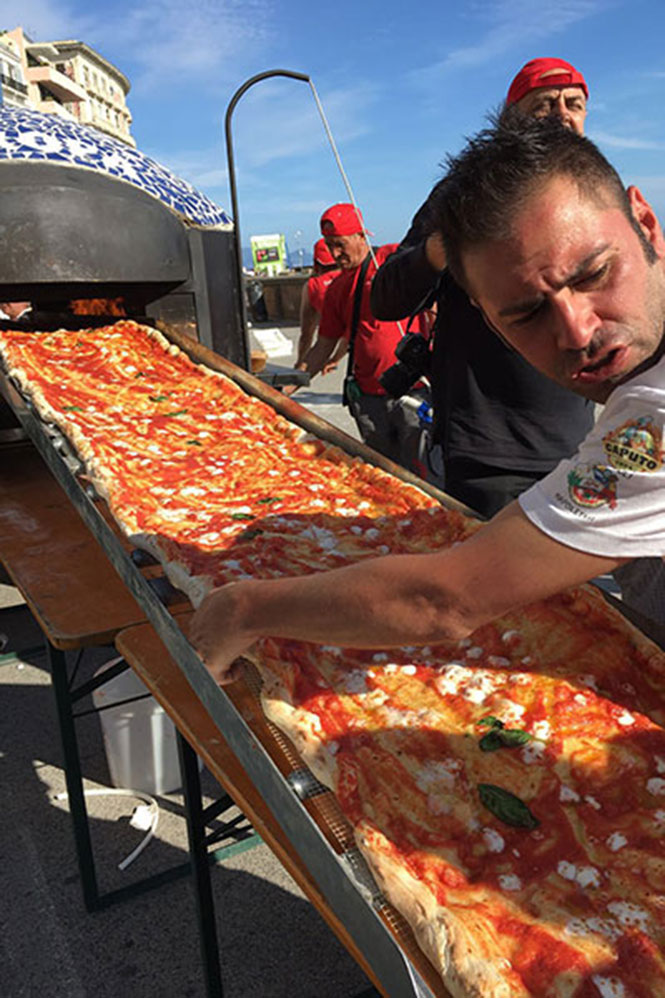 Σεφ από τη Νάπολη έφτιαξαν την μακρύτερη πίτσα στον κόσμο (12)