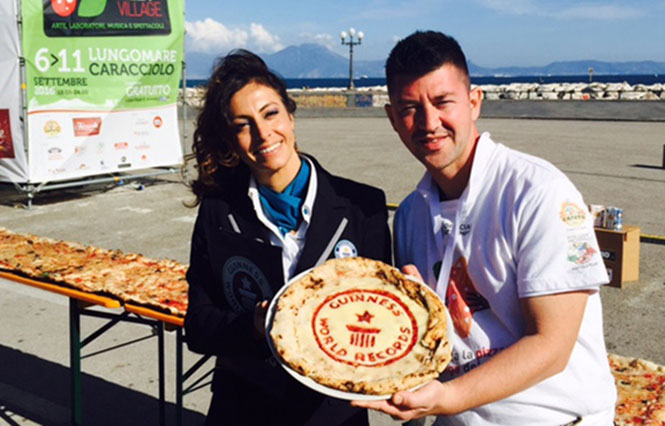 Σεφ από τη Νάπολη έφτιαξαν την μακρύτερη πίτσα στον κόσμο (13)