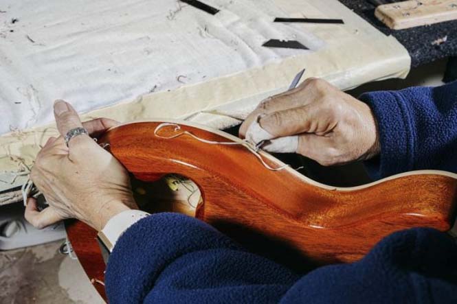 Πως φτιάχνονται οι κιθάρες Gibson Les Paul (9)