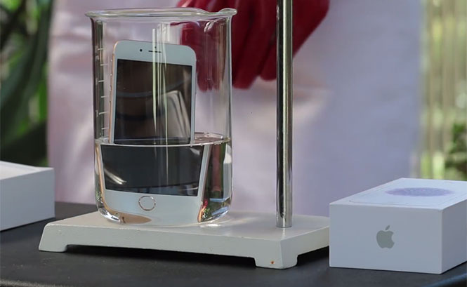 Τι θα συμβεί αν βυθίσεις ένα iPhone σε οξύ;
