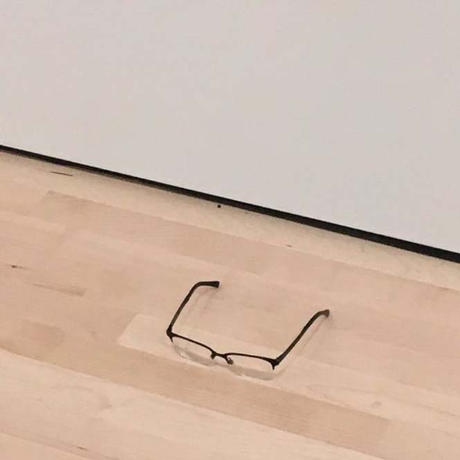 Τρολάροντας τους επισκέπτες ενός μουσείου με ένα ζευγάρι γυαλιά (6)
