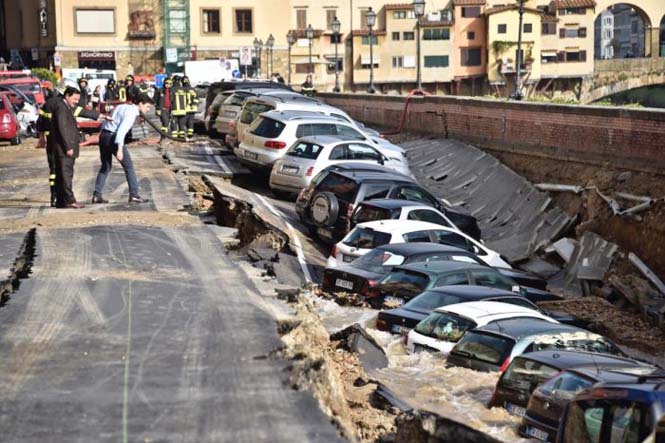Χώρος στάθμευσης κατέρρευσε στις όχθες του ποταμού Άρνου στη Φλωρεντία (1)