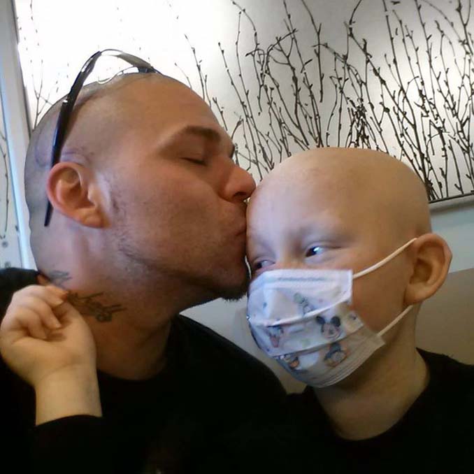 Πατέρας έκανε τατουάζ ίδιο με την ουλή του καρκινοπαθή γιου του για συμπαράσταση (4)