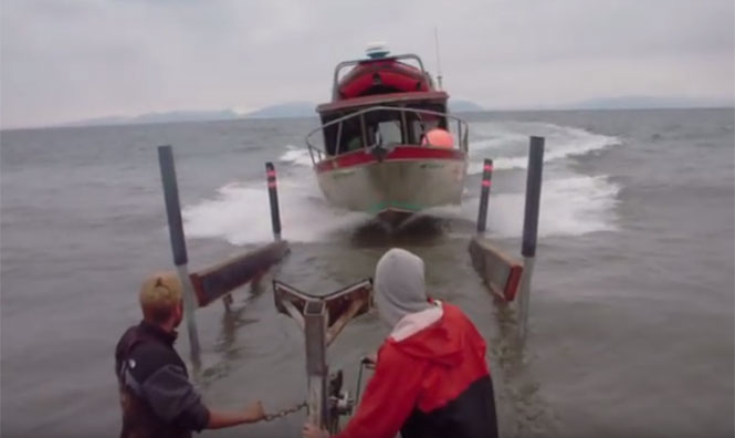Πως να παρκάρετε ένα αλιευτικό σκάφος χωρίς προβλήτα σε 10 δευτερόλεπτα