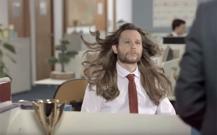 Ξεκαρδιστική διαφήμιση δείχνει τι συμβαίνει όταν οι άνδρες χρησιμοποιούν γυναικείο σαμπουάν