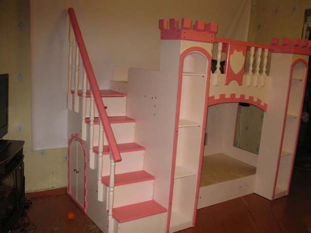Πατέρας κατασκεύασε ένα απίθανο κρεβάτι - κάστρο για την κορούλα του (15)