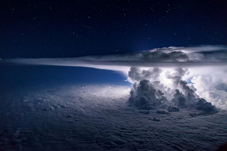 Πιλότος πετάει πάνω από μια καταιγίδα για την τέλεια λήψη στα 37.000 πόδια | Φωτογραφία της ημέρας