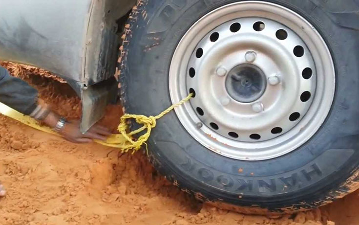 Πως να ξεκολλήσετε ένα αυτοκίνητο από την άμμο της ερήμου