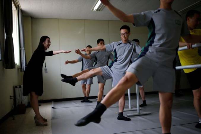 Οι στρατιώτες στη Νότια Κορέα κάνουν μπαλέτο για καταπολέμηση του στρες (3)
