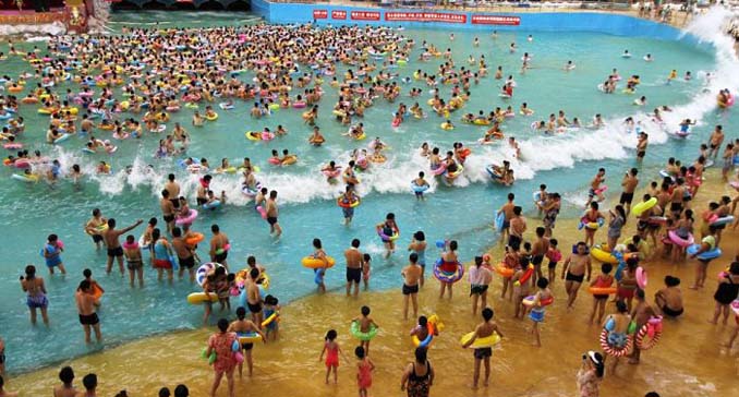 Χιλιάδες τουρίστες στην μεγαλύτερη εσωτερική πισίνα της Κίνας (2)