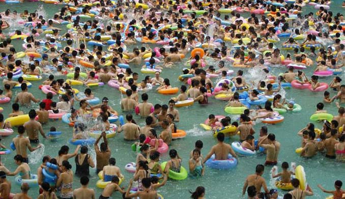 Χιλιάδες τουρίστες στην μεγαλύτερη εσωτερική πισίνα της Κίνας (4)