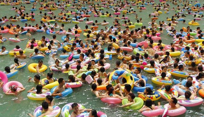 Χιλιάδες τουρίστες στην μεγαλύτερη εσωτερική πισίνα της Κίνας (5)