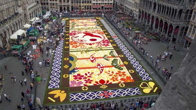 600.000 λουλούδια συνέθεσαν ένα πολύχρωμο «χαλί» 1.800 τετραγωνικών μέτρων στις Βρυξέλλες (1)