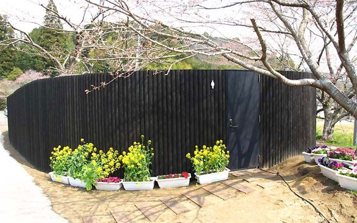 Δημόσια τουαλέτα σε γυάλινο κουτί και κήπο στην Ιαπωνία (1)