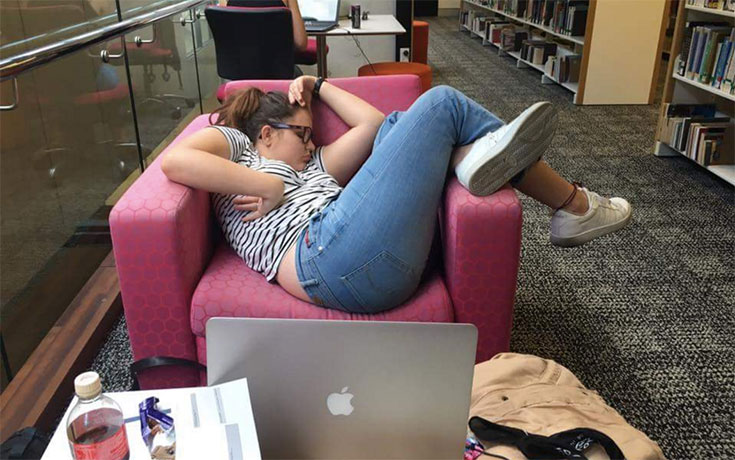 Φοιτήτρια αποκοιμήθηκε στην βιβλιοθήκη της σχολής και οι χρήστες του Photoshop ξεσάλωσαν (1)