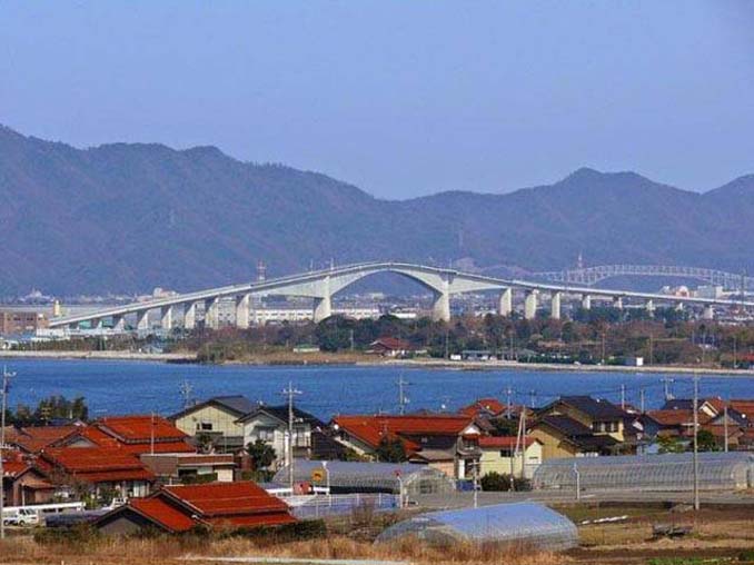 Γέφυρα στην Ιαπωνία μοιάζει τρομακτική (5)
