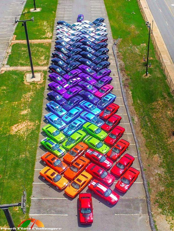 Ουράνιο τόξο από Dodge Charger | Φωτογραφία της ημέρας