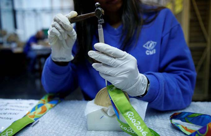 Πως φτιάχτηκαν τα μετάλλια των Ολυμπιακών Αγώνων του Ρίο 2016 (15)