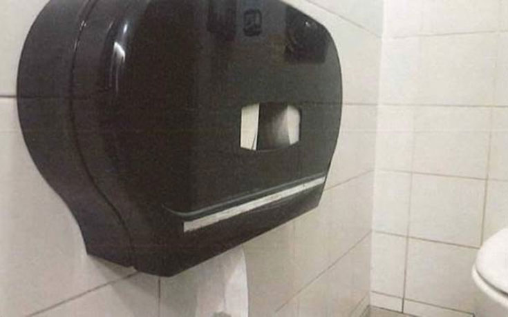 Ανατριχιαστικό εύρημα σε δημόσιες τουαλέτες (1)