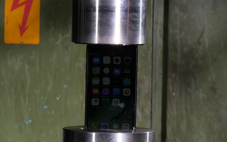 iPhone 7 στην υδραυλική πρέσα