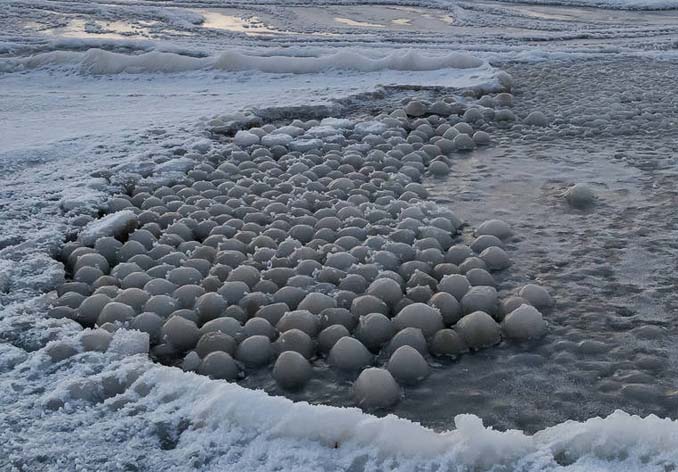 Οι σφαίρες από πάγο στην παραλία Stroomi (2)