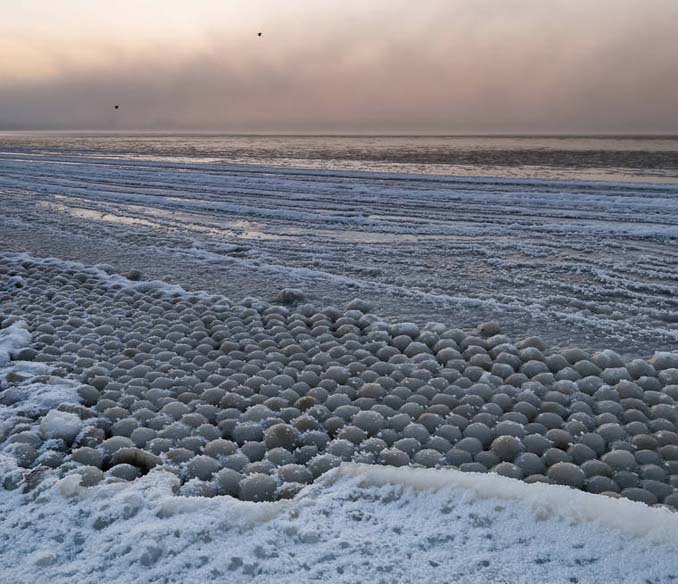 Οι σφαίρες από πάγο στην παραλία Stroomi (3)