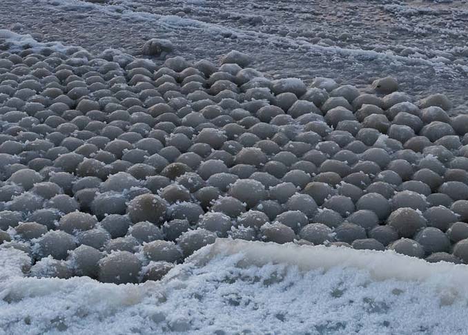 Οι σφαίρες από πάγο στην παραλία Stroomi (6)