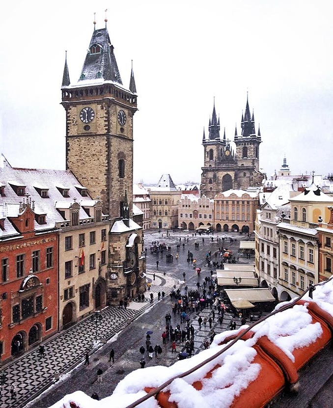 Οι χιονισμένες σκεπές της Πράγας | Φωτογραφία της ημέρας