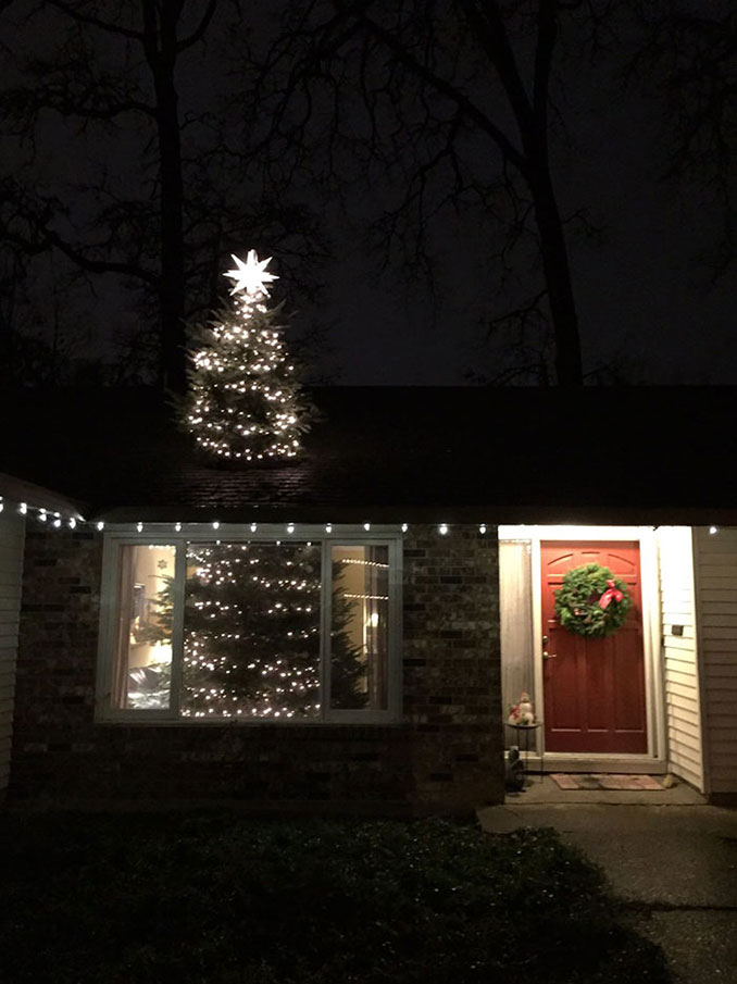 `Αγόρασαν ένα χριστουγεννιάτικο δέντρο ύψους 6 μέτρων και βρήκαν έναν έξυπνο τρόπο να το χωρέσουν στο σπίτι (2)