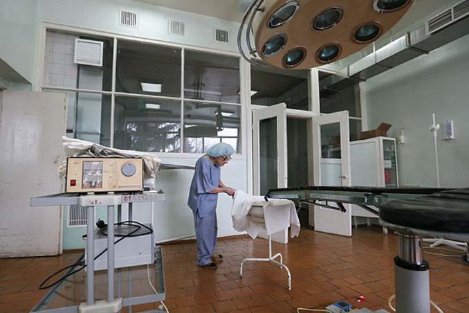 Η γηραιότερη χειρουργός στον κόσμο είναι 89 ετών και πραγματοποιεί 4 επεμβάσεις την ημέρα (3)