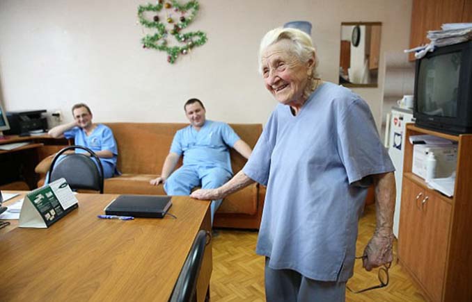Η γηραιότερη χειρουργός στον κόσμο είναι 89 ετών και πραγματοποιεί 4 επεμβάσεις την ημέρα (5)