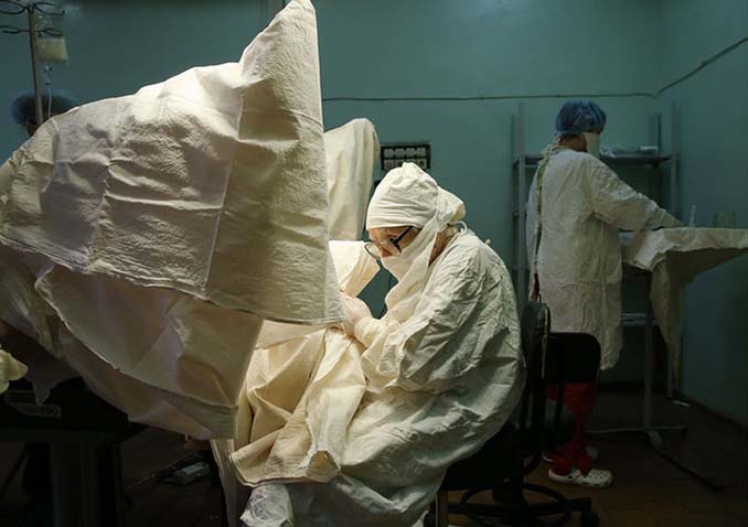 Η γηραιότερη χειρουργός στον κόσμο είναι 89 ετών και πραγματοποιεί 4 επεμβάσεις την ημέρα (7)