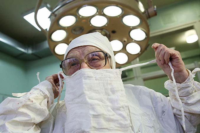 Η γηραιότερη χειρουργός στον κόσμο είναι 89 ετών και πραγματοποιεί 4 επεμβάσεις την ημέρα (8)