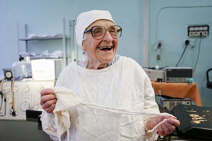 Η γηραιότερη χειρουργός στον κόσμο είναι 89 ετών και πραγματοποιεί 4 επεμβάσεις την ημέρα (9)