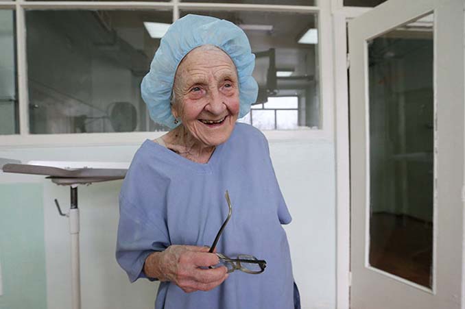Η γηραιότερη χειρουργός στον κόσμο είναι 89 ετών και πραγματοποιεί 4 επεμβάσεις την ημέρα (10)