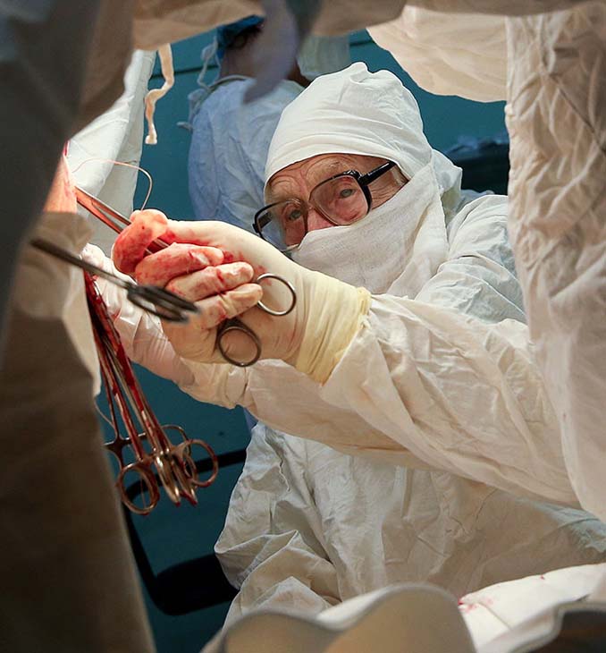Η γηραιότερη χειρουργός στον κόσμο είναι 89 ετών και πραγματοποιεί 4 επεμβάσεις την ημέρα (11)