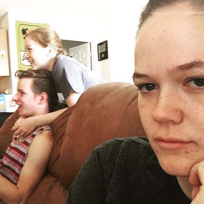 Κοπέλα καταγράφει τη ζωή της ως αυτή που κρατάει το φανάρι μέσα από ξεκαρδιστικές selfies (12)