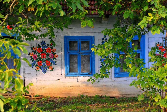 Το μικρό χωριό στην Πολωνία που είναι ολόκληρο διακοσμημένο με φλοράλ τοιχογραφίες (20)