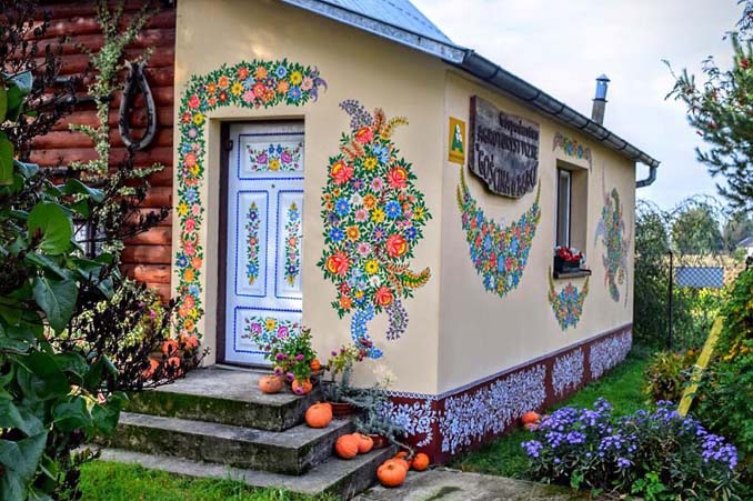 Το μικρό χωριό στην Πολωνία που είναι ολόκληρο διακοσμημένο με φλοράλ τοιχογραφίες (13)