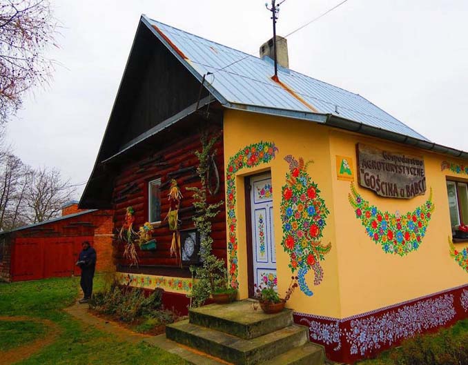 Το μικρό χωριό στην Πολωνία που είναι ολόκληρο διακοσμημένο με φλοράλ τοιχογραφίες (11)