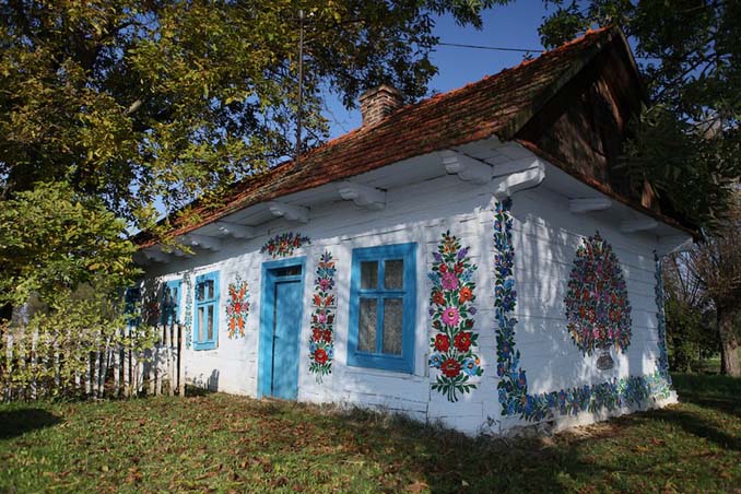 Το μικρό χωριό στην Πολωνία που είναι ολόκληρο διακοσμημένο με φλοράλ τοιχογραφίες (16)