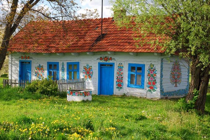 Το μικρό χωριό στην Πολωνία που είναι ολόκληρο διακοσμημένο με φλοράλ τοιχογραφίες (15)