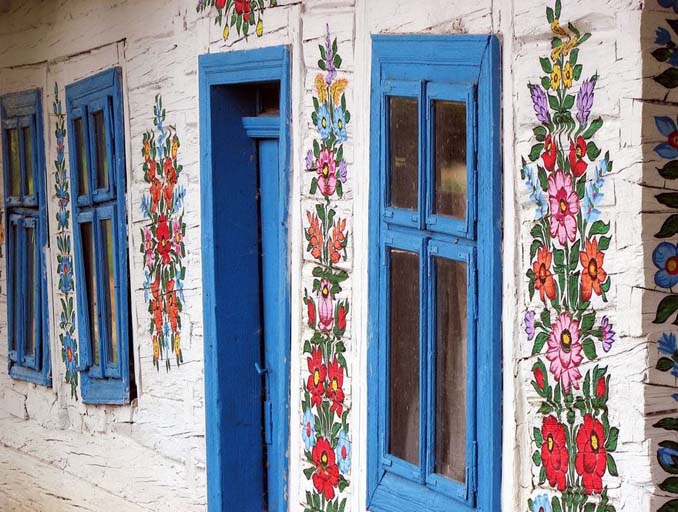 Το μικρό χωριό στην Πολωνία που είναι ολόκληρο διακοσμημένο με φλοράλ τοιχογραφίες (19)