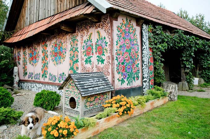 Το μικρό χωριό στην Πολωνία που είναι ολόκληρο διακοσμημένο με φλοράλ τοιχογραφίες (8)