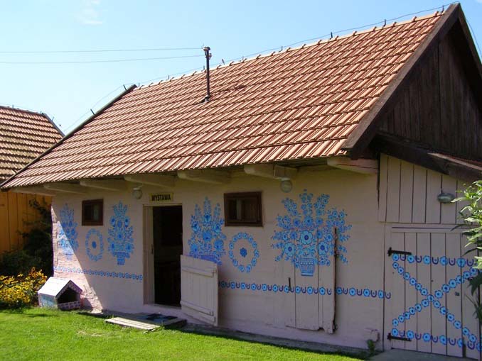 Το μικρό χωριό στην Πολωνία που είναι ολόκληρο διακοσμημένο με φλοράλ τοιχογραφίες (7)