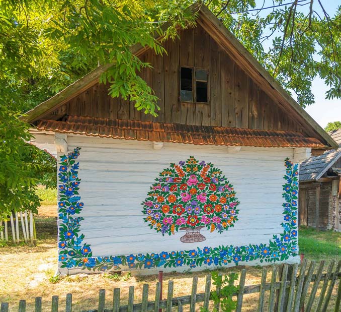 Το μικρό χωριό στην Πολωνία που είναι ολόκληρο διακοσμημένο με φλοράλ τοιχογραφίες (17)