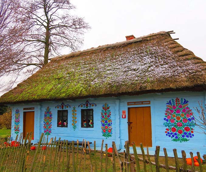 Το μικρό χωριό στην Πολωνία που είναι ολόκληρο διακοσμημένο με φλοράλ τοιχογραφίες (1)