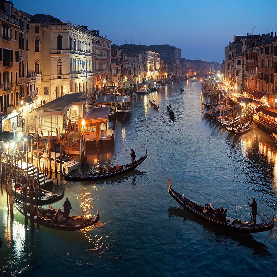 Καθώς βραδιάζει στα κανάλια της Βενετίας | Φωτογραφία της ημέρας