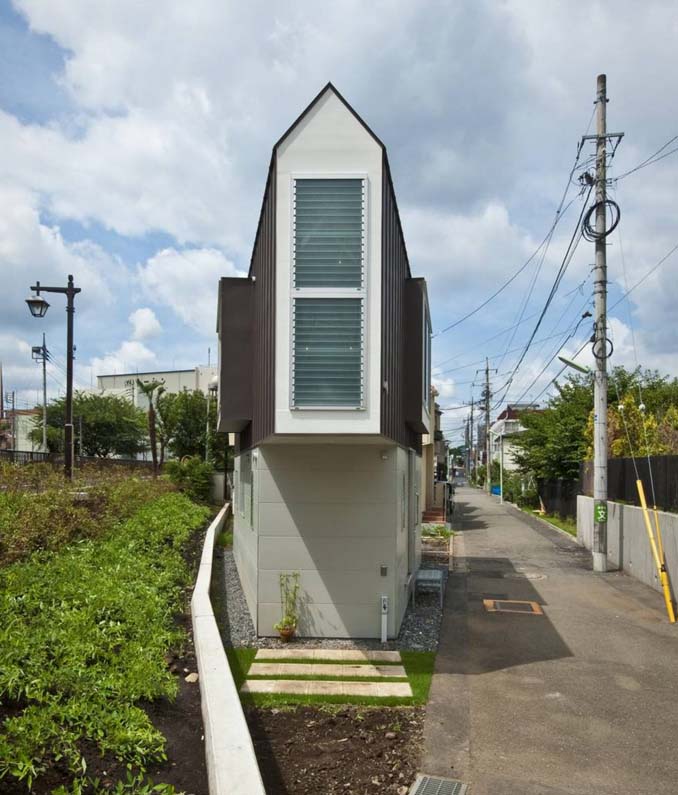 Αυτό το στενό σπίτι στην Ιαπωνία φαίνεται μικροσκοπικό μέχρι να δεις το εσωτερικό του (1)
