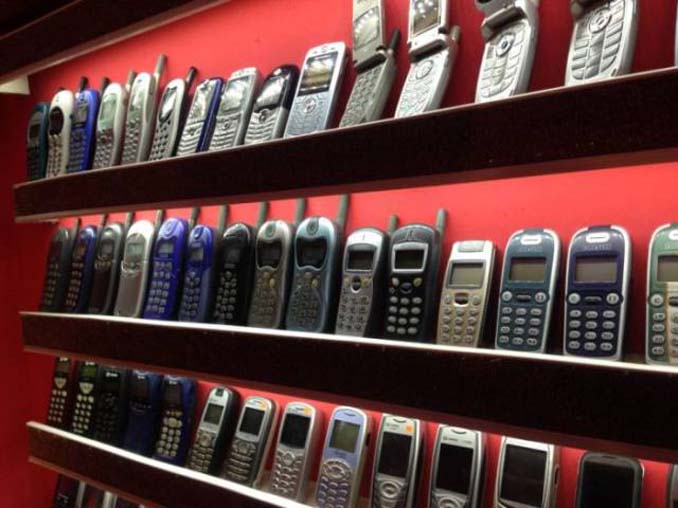 26χρονος έχει ίσως την μεγαλύτερη συλλογή από κινητά τηλέφωνα (2)